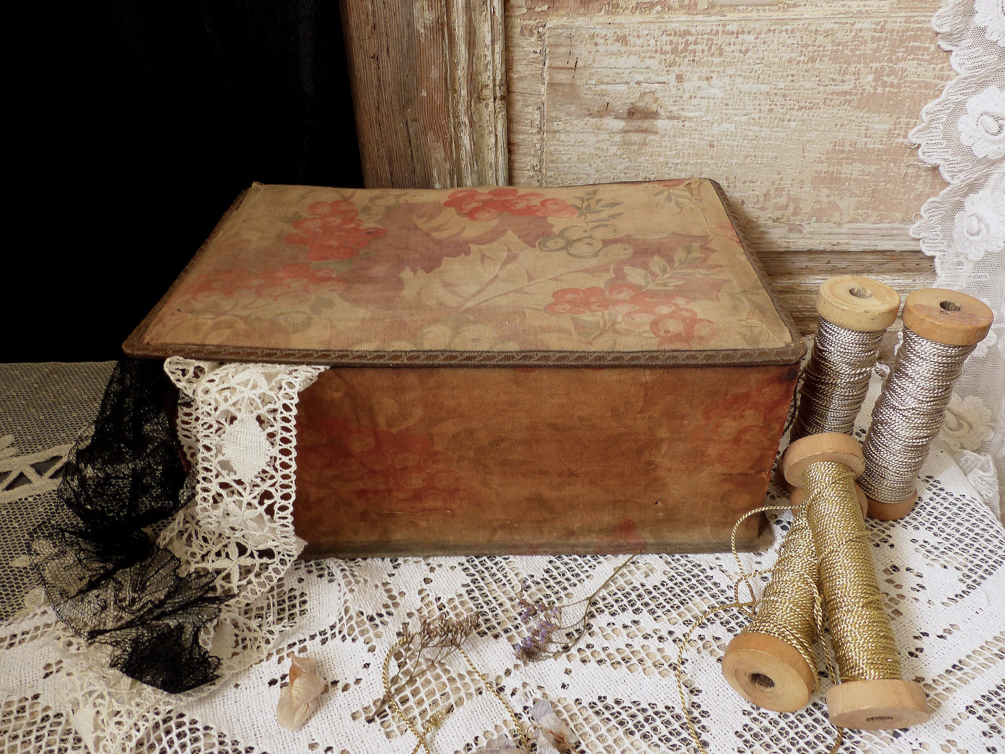 Boîte Couverte de Tissu Français Antique. Boîte d'artisanat en Rose Minable Délavée. Rangement Tissu