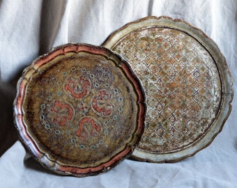 Set aus 2 Vintage Florentiner Teetabletts. Italienisches Vintage-Tablett in Pfirsich-Elfenbein-Gold. Venezianisches vergoldetes Serviertablett. Shabby-Chic-Stil im französischen Landhausstil