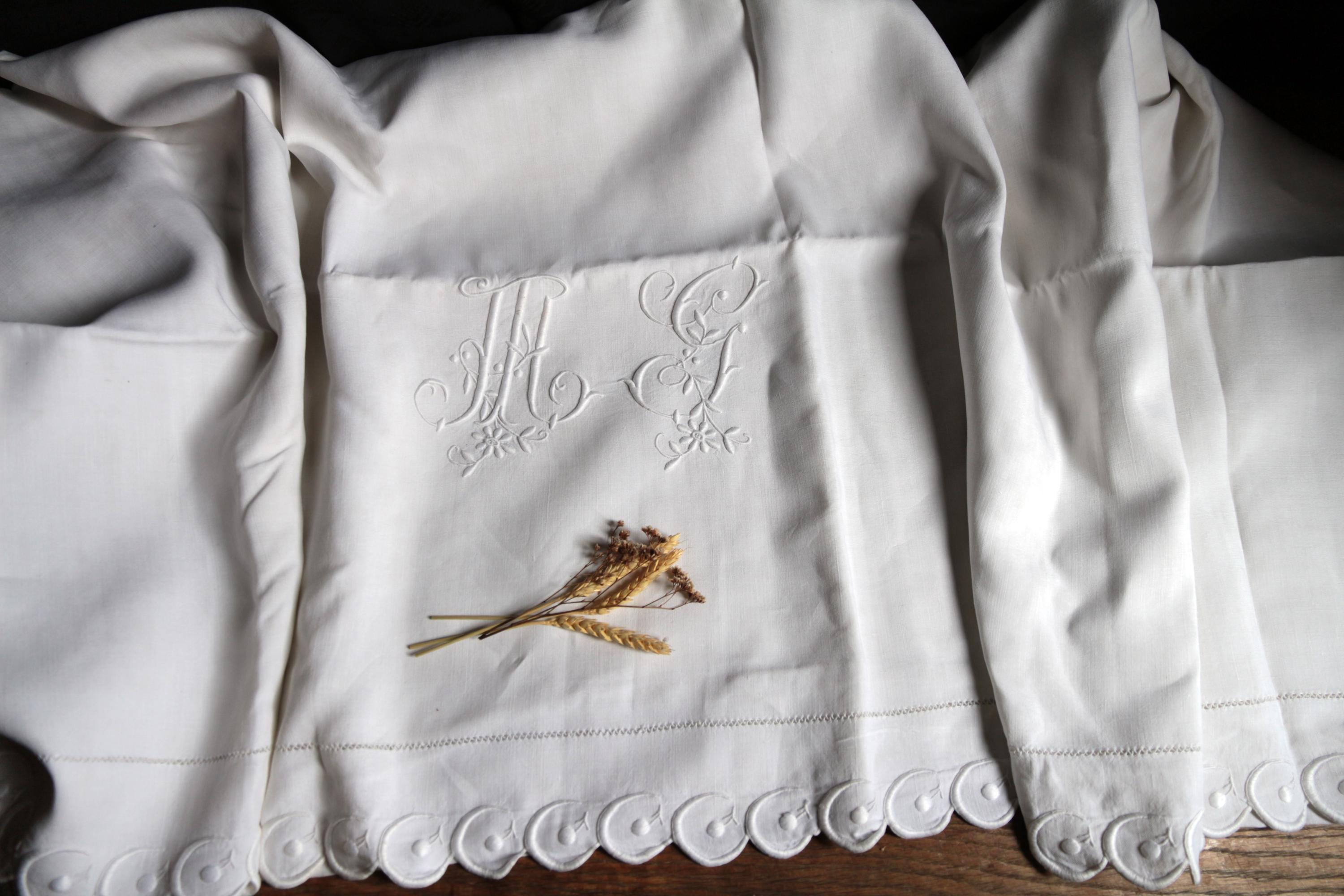 D.Porthaultディ.ポルトー青と白の花柄 フリル付きクッション大小2個 D. PORTHAULT FLEURS ET PAPILLONS BLUE TOWELS – Gramercy