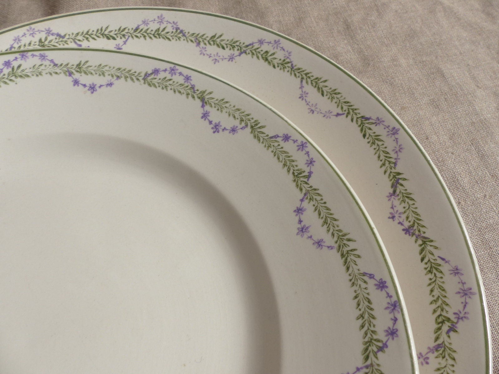 Ensemble de 2 Plateaux Service Ronds Lavande Français Antique et Transferware Vert. Creamware Transf