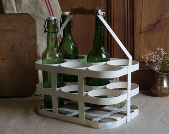 Français porte-bouteilles en métal vintage pour 6 bouteilles. Caddie de bouteille de vin. Décor blanc minable. Français ferme. Cuisine rustique