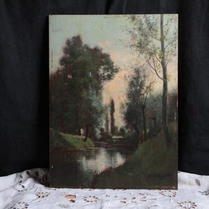 Pintura antigua francesa al óleo sobre madera, paisaje melancólico, estanque en el bosque, casa de campo rústica, impresionista, romántica, estilo academia oscura, fechada en 1890, firmada.