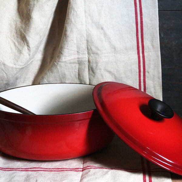 Four hollandais en fonte émaillée rouge vintage français Nomar (Staub). Casserole. Fait tout. Cuisine de campagne française