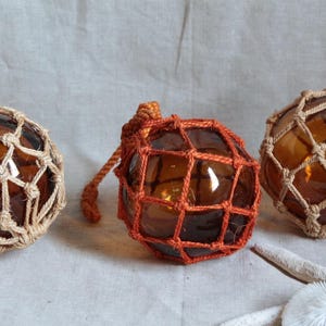 3er Set Französischer Jahrgang Bernsteinglas Fischernetz Schwimmer in Juteseil Fischernetzgewicht Boje Ball Nautische Dekoration Garten Strand Küstenleben