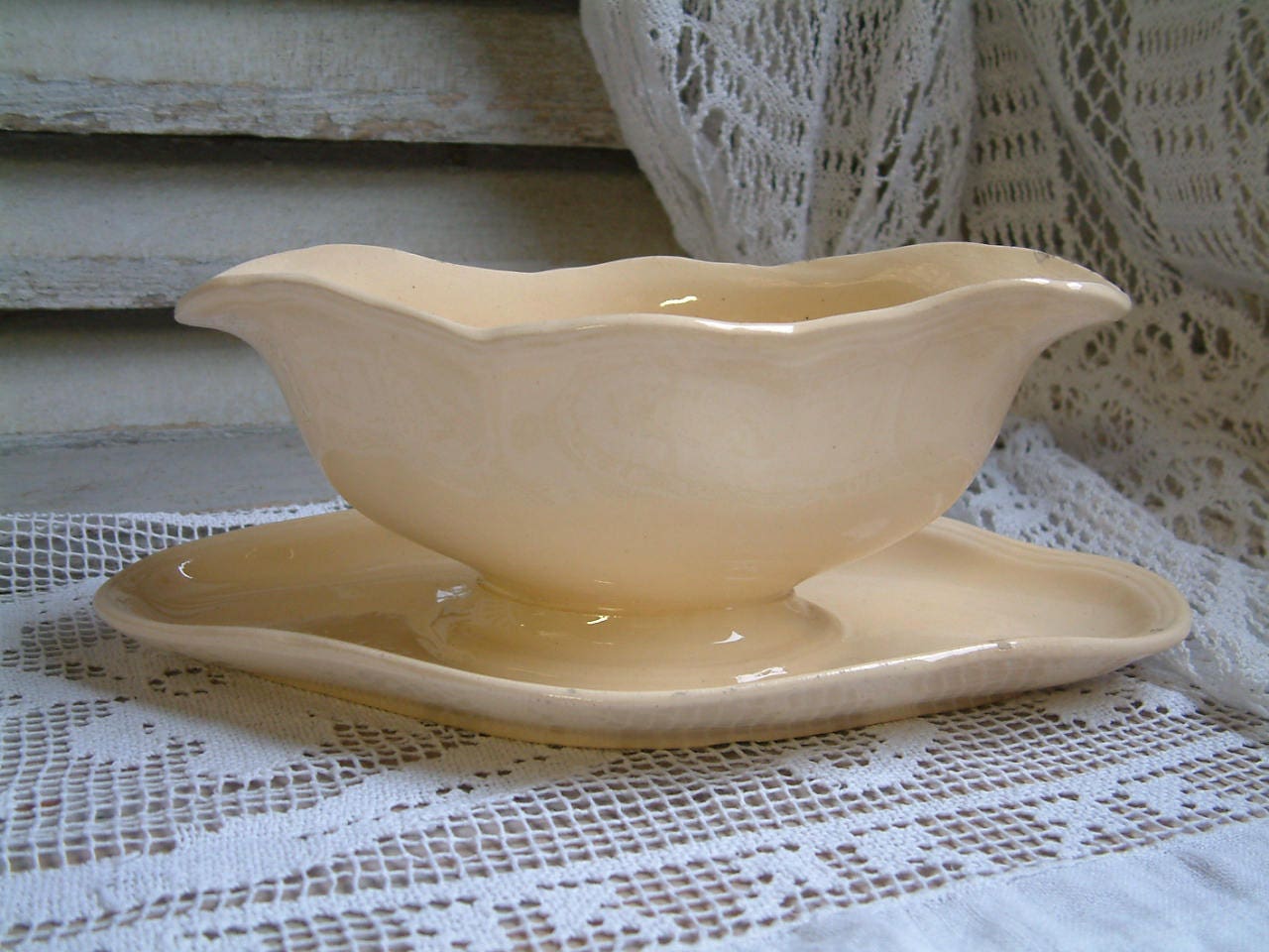 Bateau Antique Français Sauce Crémeuse Jaune Pâle. Bateau Clair de Pierre Fer. Français Crèmerie. La