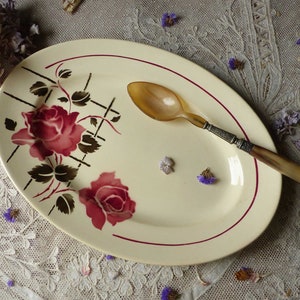 Stencilware vintage francés gran bandeja ovalada para servir. Rosa oscura, marrón, beige. Plantilla rosa. Cocina de cabaña francesa