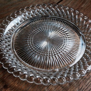 Dôme antique en verre pressé français avec sous plaque. Dôme de fromage français en verre taillé gravé. Dôme alimentaire. Dôme pâtissier. Dôme à gâteau image 8