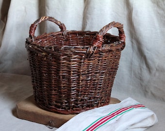 Cesta de mimbre francesa antigua con doble asa. Cesta de jardín para recoger verduras y manzanas. Decoración rústica campestre francesa.