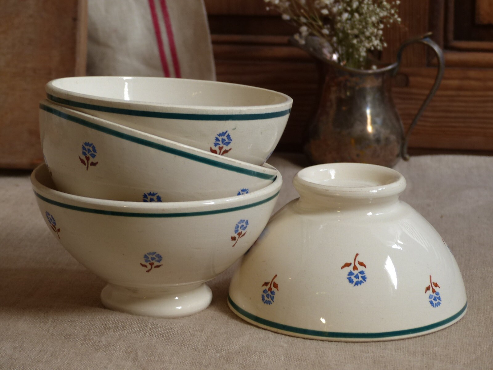 Ensemble de 4 Bols Café Au Lait Vintage Fench Vintage. Conception Pochoir Fleur Bleue. Français Camp