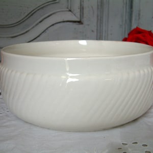 Antiga tigela para servir salada de creamware ironstone. Boch Frères Louvière Creme art déco da década de 1930. Prato para servir creme. Art déco branco