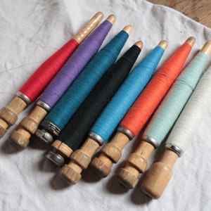 Collezione di 8 bobine per tessitura tessile a macchina in legno con fili di colore brillante. brocante francese antico. Espositore tessile per merceria