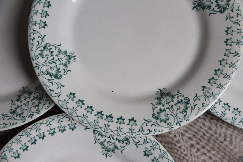 Ensemble de 6 assiettes plates anciennes de style Art nouveau en transfert vert, France. Assiettes en pierre de fer françaises image 6