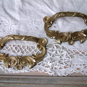 Antike französische GROSSE vergoldete Bronze Schubladenknäufe. 2er Set. Bronze-Hardware. Antike Möbelbeschläge.