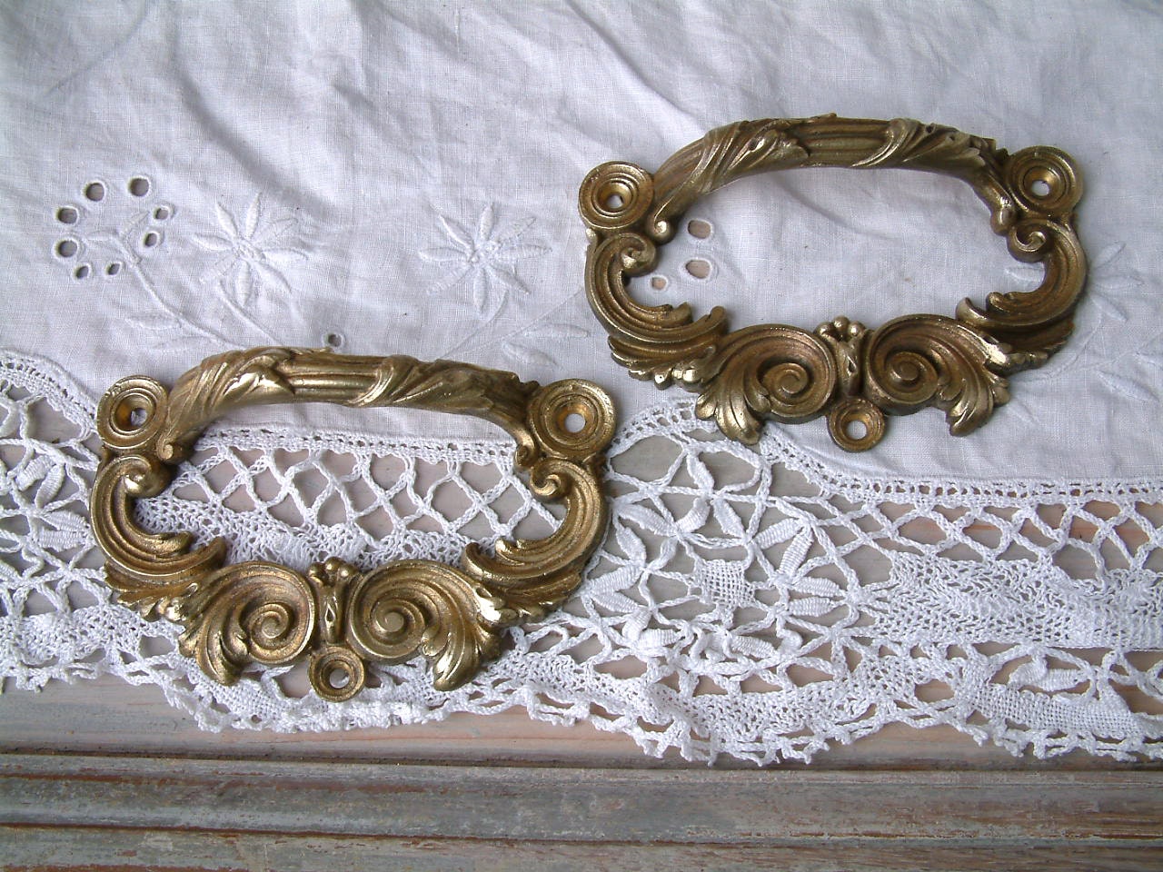 Le Français Grand Tiroir en Bronze Doré Tire. Ensemble de 2. Oranment Meubles. Matériel Bronze. Meub