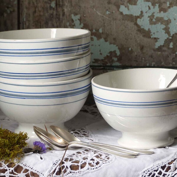 Set of 4 french vintage café au lait bowls. Vintage French blue stripe bowls. French country kitchen. Cappucino bowls