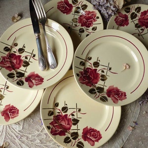 Ensemble de 6 Français plaques plates vintage pochoir. Assiettes déjeuner/dîner. Rose foncée, brune, beige. Pochoir rose. Français cuisine de chalet