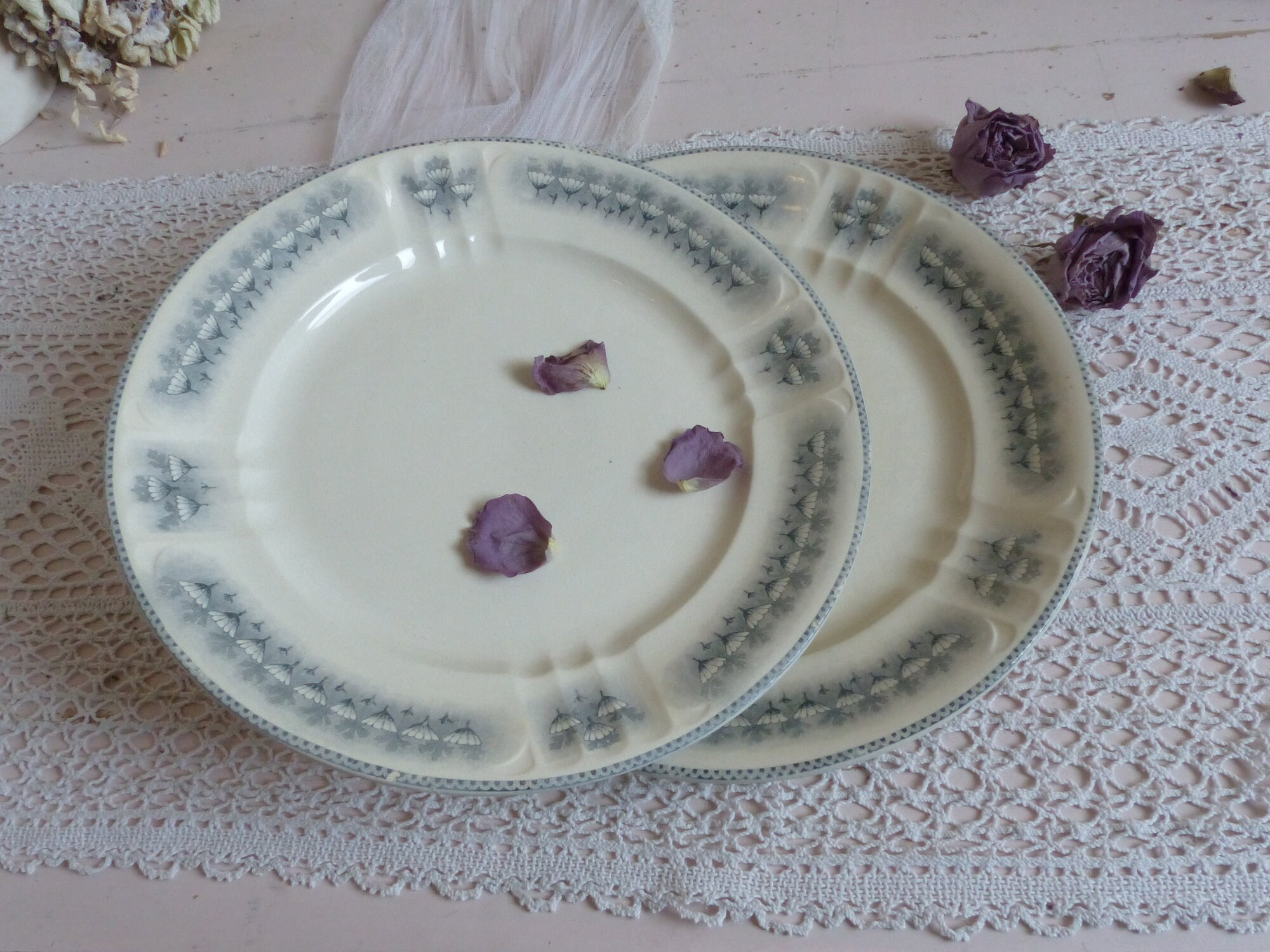 Ensemble de 2 Plateaux Service Ronds Français Gris. Art Nouveau Déco. Transferware Gris et Crème. Dé