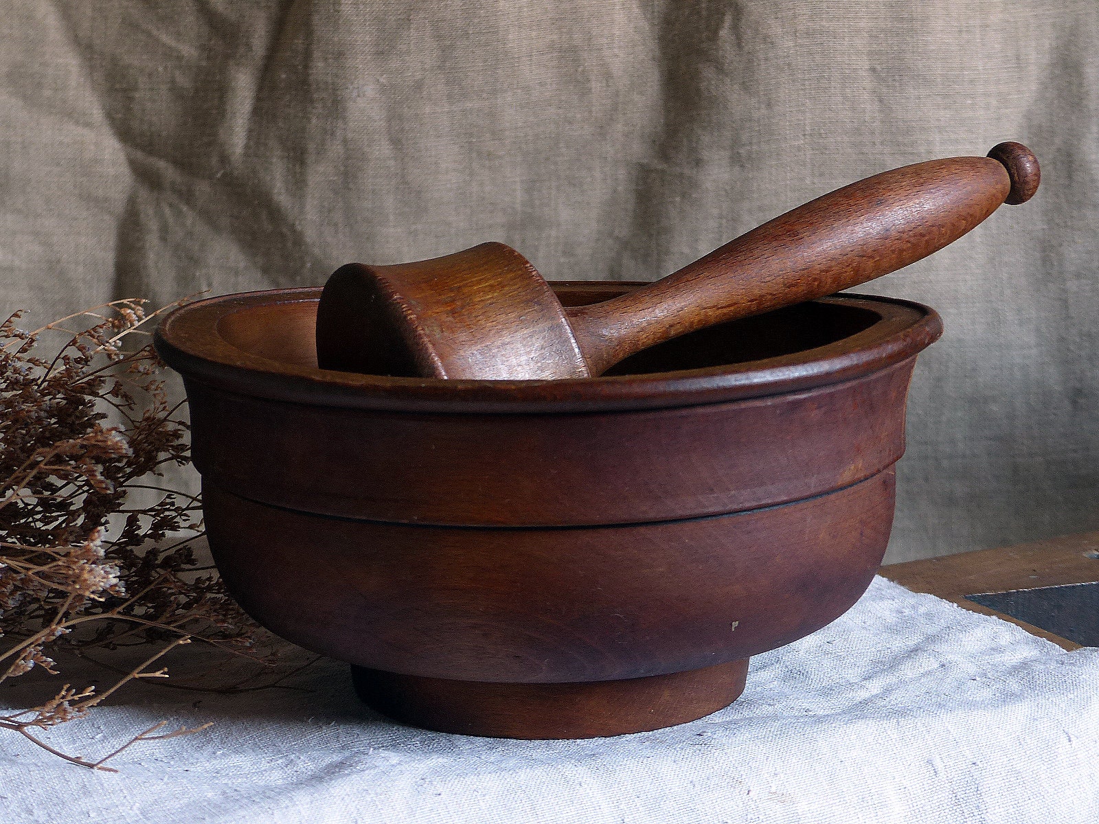 Mortier en Bois Français Vintage et Pilon à Tête Ronde. Photo Accessoires Bol Bois. Bol Rustique Ant