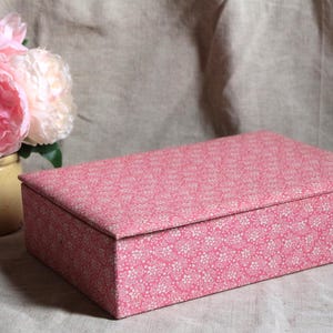Caja de tela francesa vintage con estampado floral, caja para artículos de costura y bordado estilo shabby chic en rosa chicle.