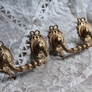 Set mit 2 antiken französischen großen vergoldeten Bronze im Stil Louis XVI. Schleifenband Möbelornament. Antik Bronze Hardware.