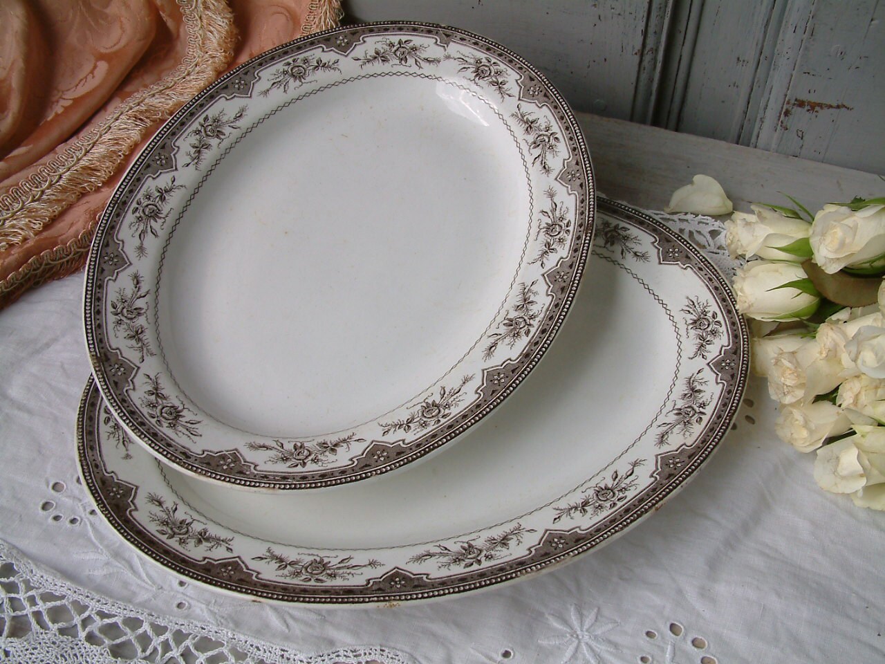 Lot de 2 Anciens Français Plateaux Ovale en Faïence Marron Terre. Guirlandes Rose. Antique Transferw