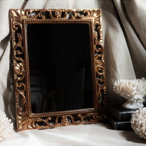 Espejo francés de madera dorada con marco tallado de estilo barroco