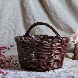 French vintage round artisanal wicker garden/market  basket. Garden trug. French country. Rustic farmhouse kitchen.