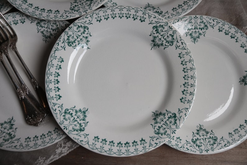 Ensemble de 6 assiettes plates anciennes de style Art nouveau en transfert vert, France. Assiettes en pierre de fer françaises image 1
