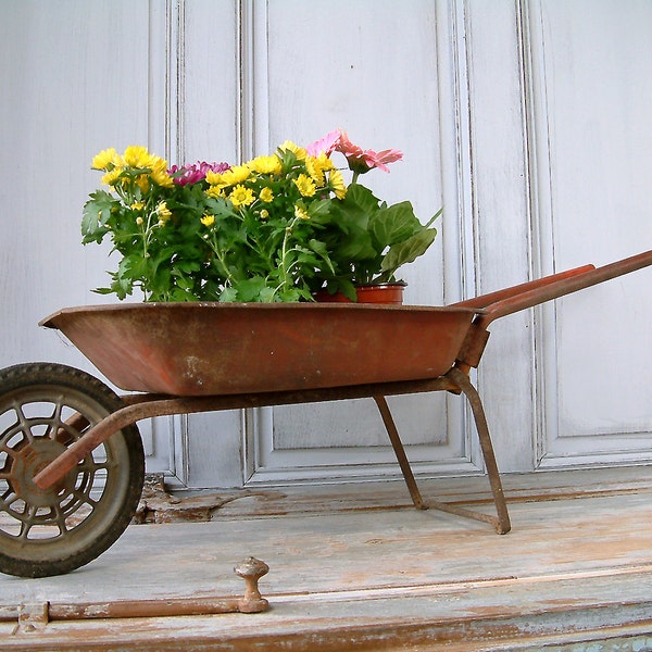 Vintage français childs jouet brouette avec poignées de pliage. Brouette rouge rouillé. Mini brouette. Jouet de jardinage pour enfants.