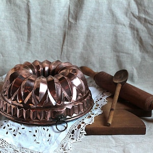 French vintage copper cake pan. Bundt cake pan Brioche mold Heavy weight copper cake mold French copper mold Rustic farmhouse kitchen