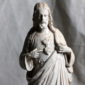 Antiga estátua de giz francês de Jesus Cristo. Imagem do Sagrado Coração. Decoração de casa cristã. Estátua de altar. Sagrado Coração de Cristo