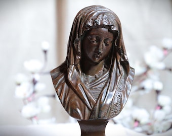 Busto francés antiguo de la Virgen María. Pedestal de la Virgen María con velo. Decoración cristiana para el hogar. Juana de Arco.