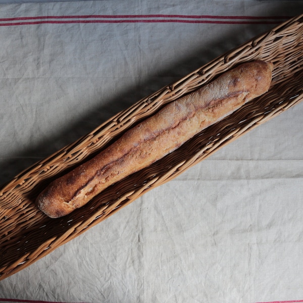 Français vintage XL énorme panier double baguette. Corbeille à pain. Dîner de vacances. Pays français. Cuisine de ferme rustique.