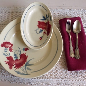 Set de 2 platos de francés vintage para servir. Plato de servir redondo con ravier a juego. País francés. Stencilware. Plato de flores rojas.