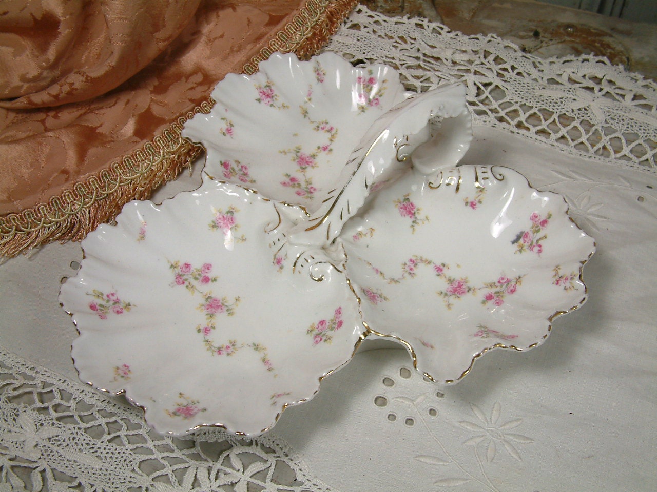 plat antique français de service en porcelaine paris. ring plat. roses roses chics minables. joaillerie. plateau commode. fleurs roses. un plat