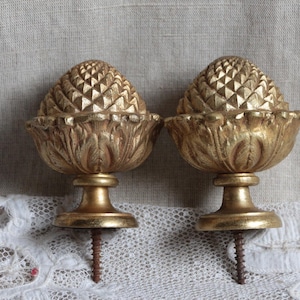 Può includere: Due terminali in metallo dorato con un design a forma di ananas. I terminali hanno un design dettagliato e ornato e sono fissati a una vite.