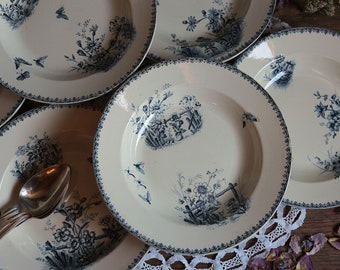 Ensemble de 6 assiettes à soupe de transfert antiques français bleu marine. Bols de pâtes. Plaques profondes. Papillons. Fleurs de jardin de campagne. Assiettes à salade.