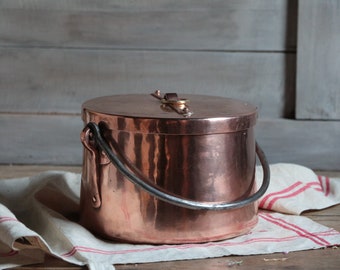 Antique french rustic copper dutch oven. Copper cauldron with sealing lid. Copper cooking pot. Fireplace copper stew pot with top handle