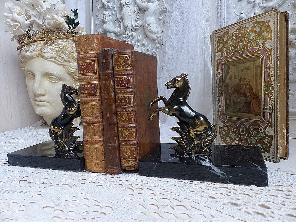 Français Livre de Sculpture Cheval d'élevage Art Déco Vintage Se Termine Par Une Base en Marbre Noir