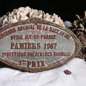 Placa de premio agrícola vintage francesa para ovejas. Metal gris dorado rosa oscuro Casa de campo rústica Shabby francesa Jeanne d&#39;Arc living