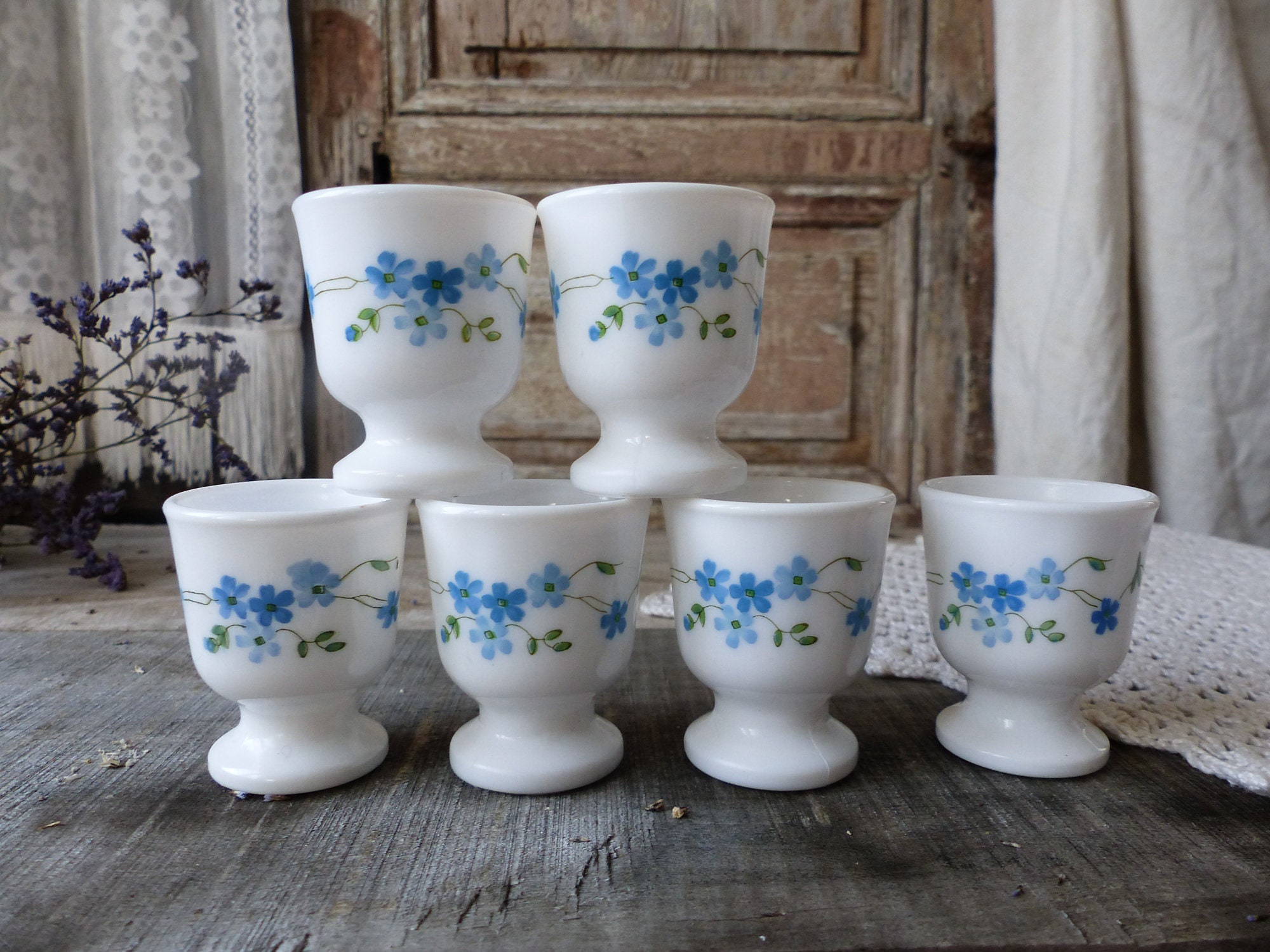 Ensemble de 6 Français Tasses d'œufs en Verre Lait Arcopal Vintage. Fleurs Bleues Myosotis. Français