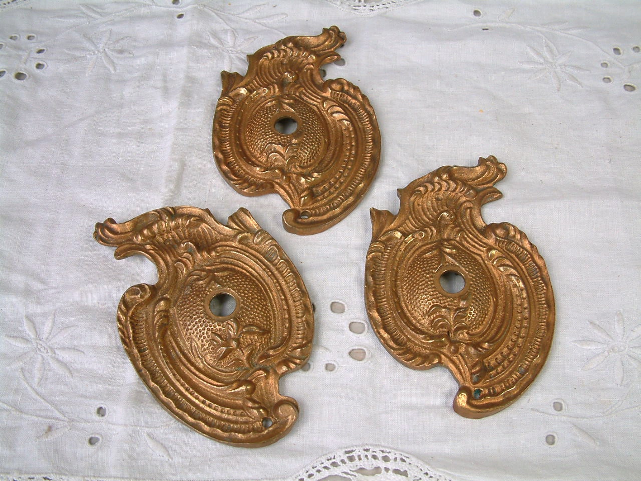 Appliques Grande Meubles Français Doré Bronze Antiques. Lot de 3. Matériel Ancien. de Style Louis Xv