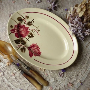 Bandeja ovalada ovalada media de plantilla vintage francesa. Rosa oscura, marrón, beige. Plantilla rosa. Cocina de cabaña francesa