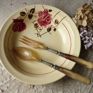 Tazón de servicio poco profundo de stencilware vintage francés. Bandeja de servir profundo. Rosa oscura, marrón, beige. Plantilla rosa. Cocina de cabaña francesa