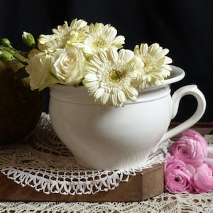 Antieke franse witte ijzersteen grote kamerpot. Antieke creamware ijzerstenen kamerpot. Vaas in het middelpunt van het Franse land. Rustieke inrichting