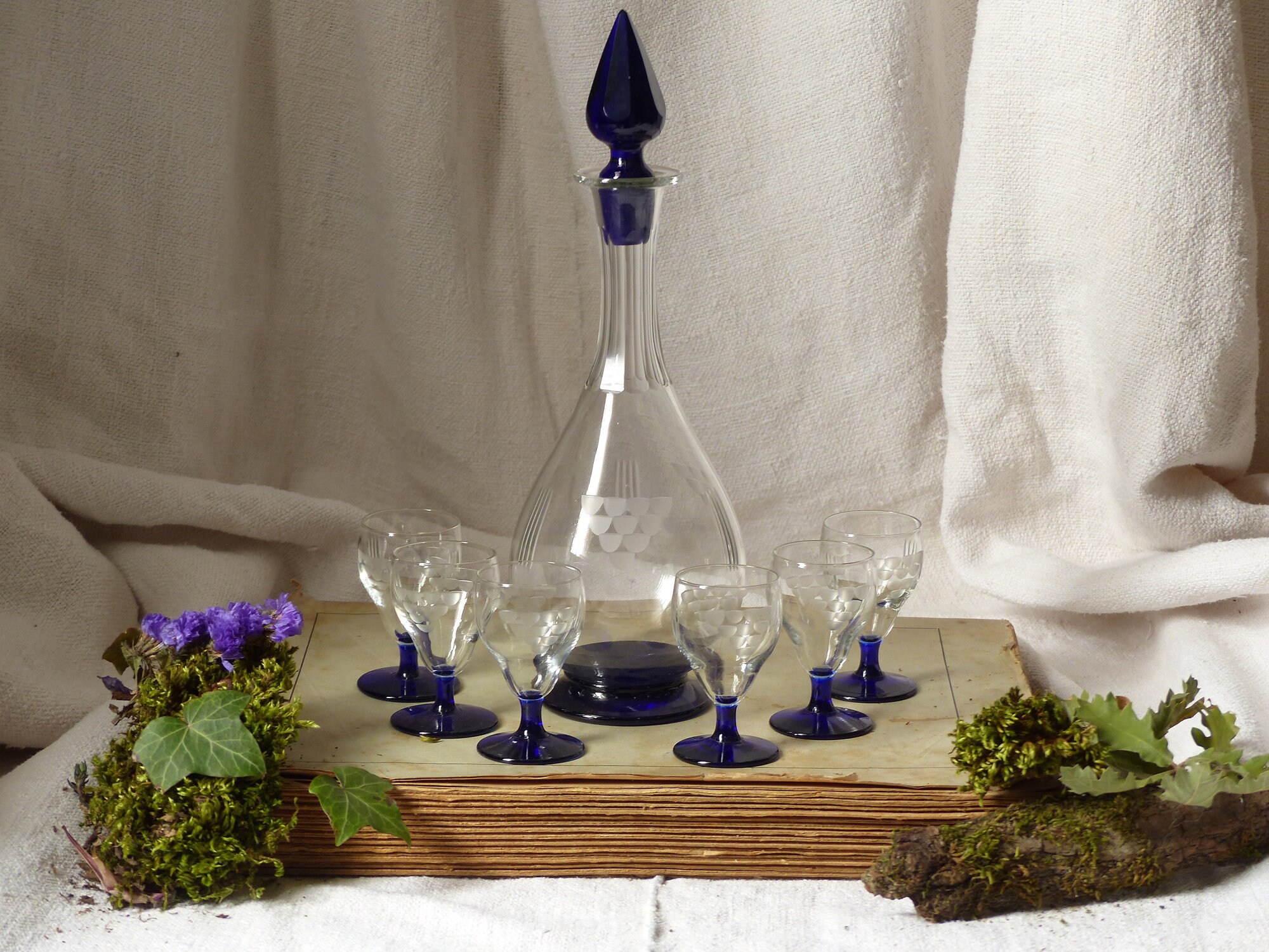 Vintage Français Service de Liqueur Demi-Cristal. Lunettes Tir à Pieds Bleu Cobalt. Carafe en Demi-C