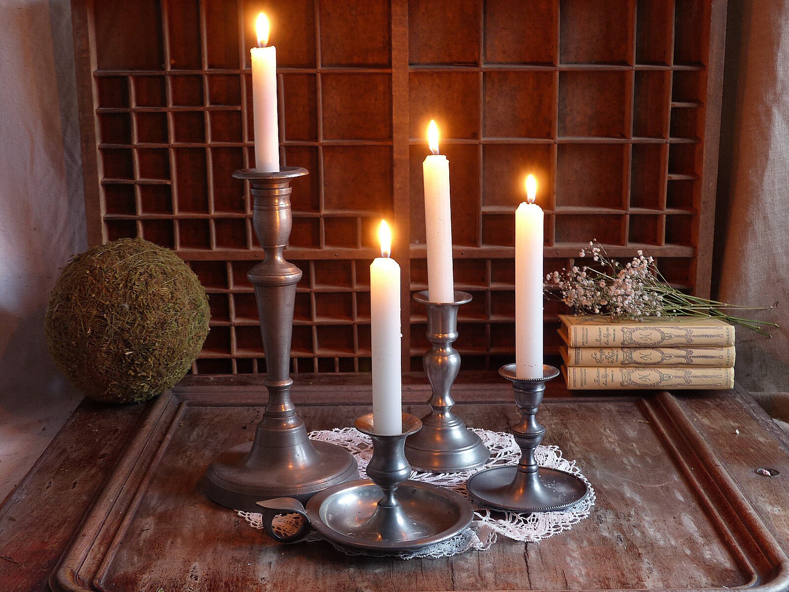 Collection de 4 Français Bougeoirs Vintage en Étain. Collection Étain Rustique Ferme Décor Romantiqu