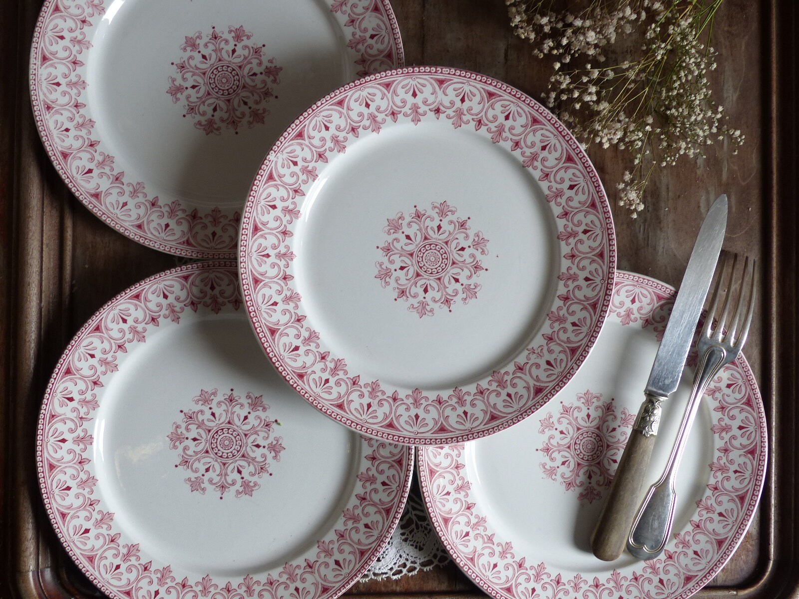 Ensemble de 4 Français Plaques Transfert en Pierre Fer Antique Rose Foncé. Assiettes Plates. à Thé. 