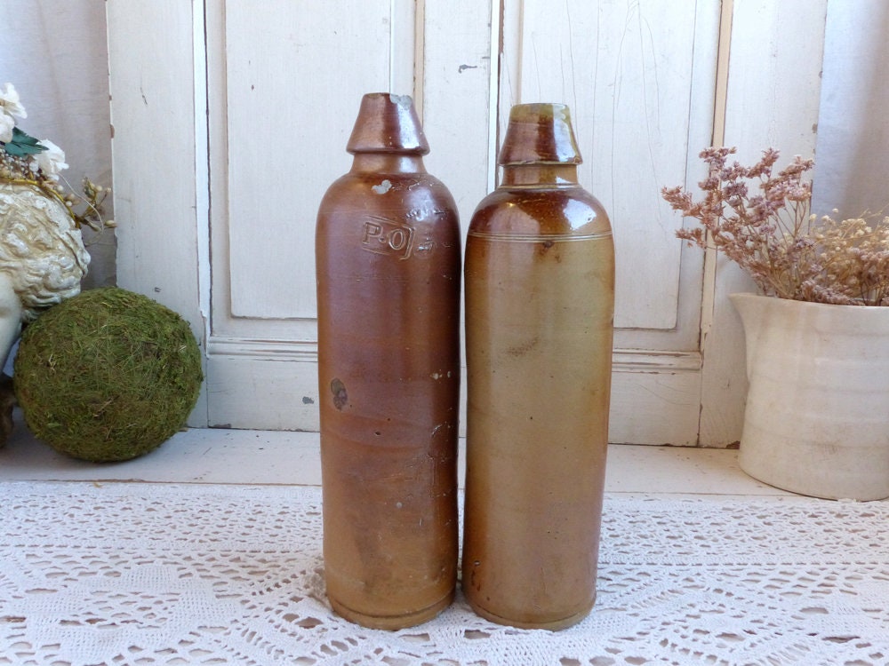Lot de 2 Anciens Français Bouteilles en Grès Lourd. Bouteilles Poterie Ocre Glaçure. Décor Cuisine R