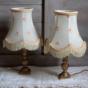 French vintage pair of bronze bedside lampes. Embroidery flowers fringe lamp shades. French shabby chic lamps French flea market chic lamps